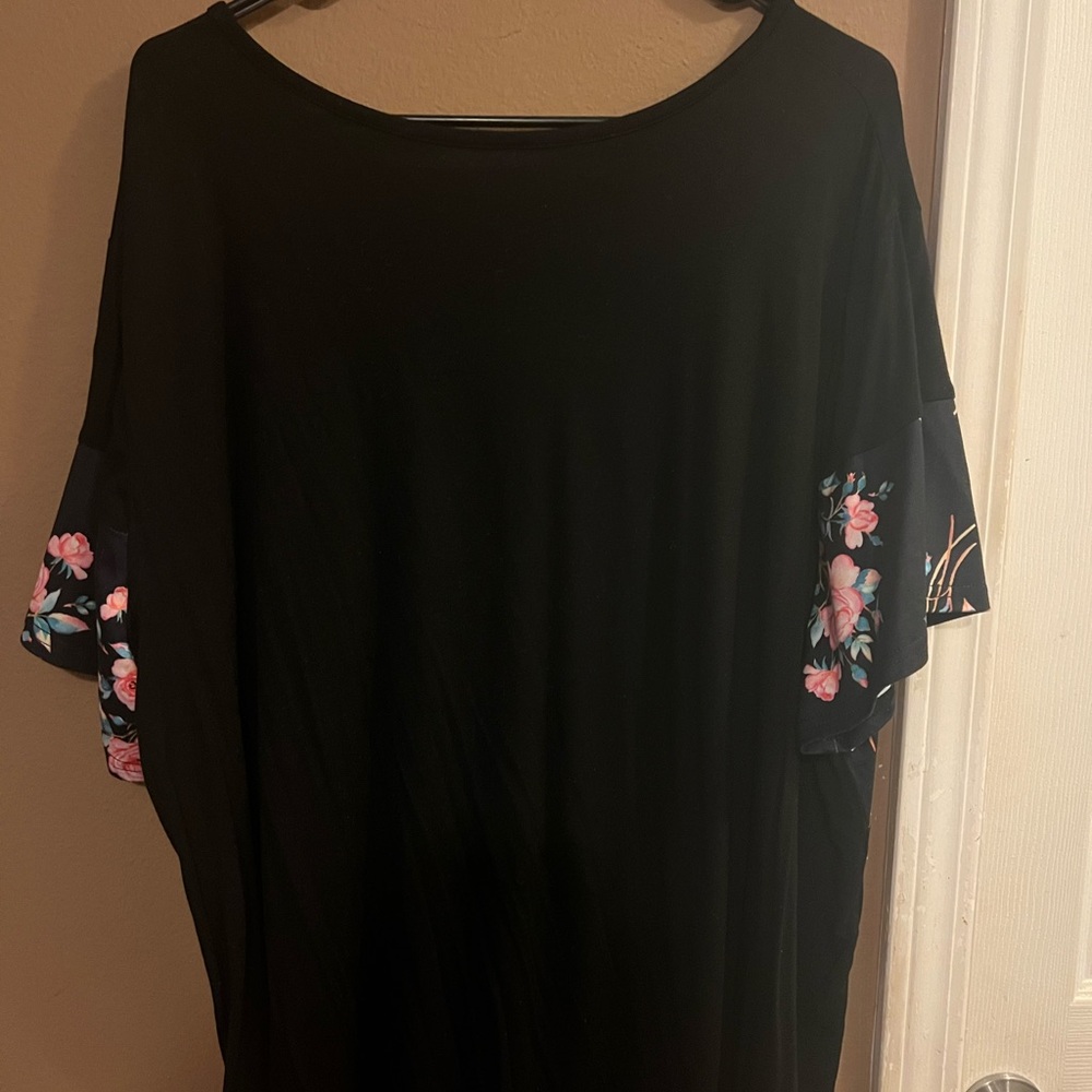 Short Sleeve top - Picture 2 of 3